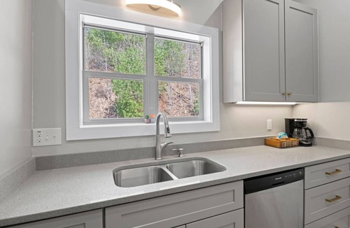 Sylva Condo | Mountain Escape, Balcony, Grill, and View!