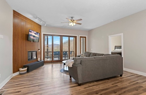 Sylva Condo | Mountain Escape, Balcony, Grill, and View!
