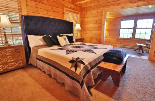 Waynesville House | Mountain Gem, Hot Tub, Fire Pit, Views, Starlink Wi-fi