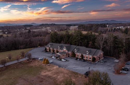 Flat Rock Hotel | Mountain Inn & Suites Flat Rock