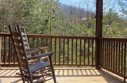 Wears Valley House | Mountain Life - Beautiful Mountain & Valley View - Hot Tub - WiFi