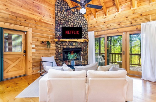 Walnut Mountain Cabin | Mountain Oasis Hot tub, Fireplace, Dog Friendly, Fireplace, Close to town!