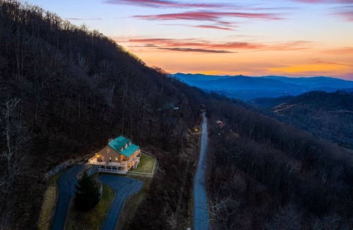 Waynesville Cabin | Mountain Retreat, Balcony, Hot Tub, and Grill!