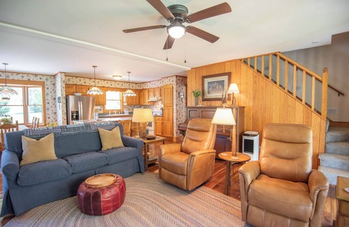West Jefferson House | Mountain River Getaway | Steps Away from the Pristine New River | Dogs Welcome