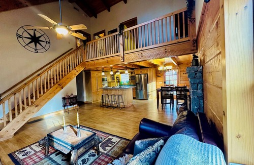 Saluda Cabin | Mountain Top Cabin - Cozy and Quaint