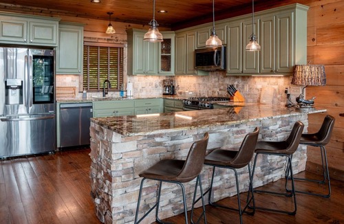Topton Cabin | Mountain Top Lodge-Luxury Log Cabin Rental-Panoramic Mountain Views, High Speed Internet, Large Deck, Hot Tub, Fireplace in Nantahala NC!