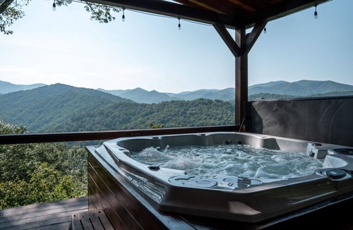 Topton Cabin | Mountain Top Lodge-Luxury Log Cabin Rental-Panoramic Mountain Views, High Speed Internet, Large Deck, Hot Tub, Fireplace in Nantahala NC!