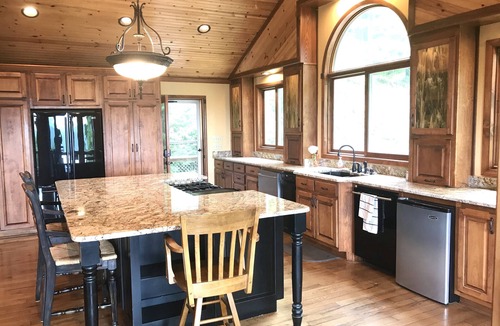 Rabun Gap Cabin | MOUNTAIN TOP RETREAT - STUNNING VIEWS! Hot tub, secluded, family friendly, 5BR!