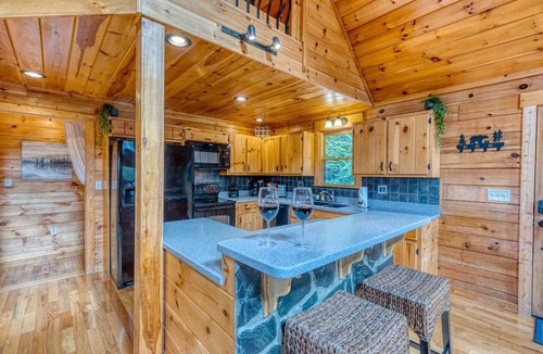 Mineral Bluff Cabin | Mountain View Cabin - Hot Tub - Fire Pit - Pool Table - Game Room