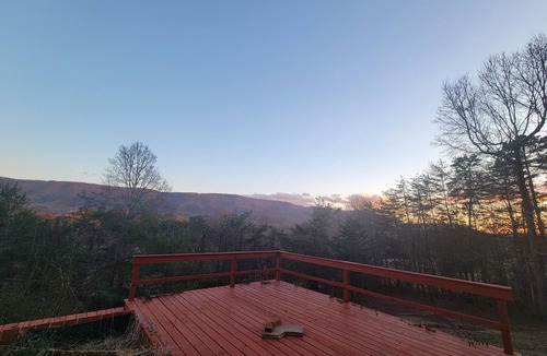 Maryville House | Mountain view retreat, 3 bedroom overlooking the Foothills.