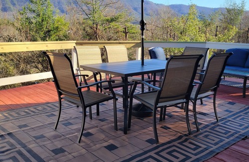 Maryville House | Mountain view retreat, 3 bedroom overlooking the Foothills.