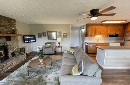 Burnsville House | Mountain Views and Tranquil Sounds of the South Toe River