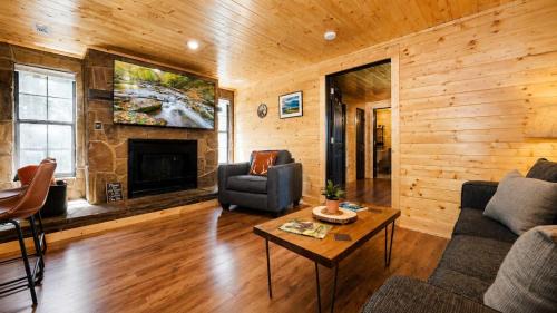 Caton Apartment | Mountain Views at Dolly's Castle Unit 5