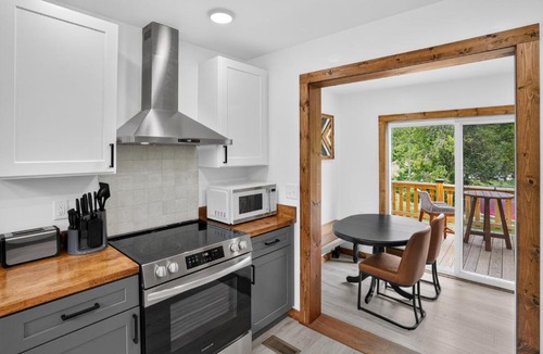 West Jefferson House | Mountain Views Basecamp West Jefferson home