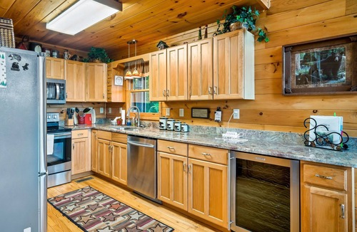 Wears Valley Cabin | Mountain Views! Luxury 5-STAR Cabin! Hot Tub & Private Hiking into GSMNP