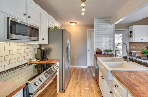 Sunset House | Mountain Views, Peaceful Waterfall 3 King Bedrooms