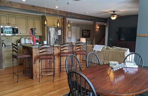 Haw Creek House | Mountain Views/Quiet/private, 10 minutes to downtown on 12 secluded acres!