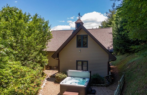 Sugar Grove Cabin | Mountaineer Manor- views, hot tub, 3 acres fenced in yard, pool table