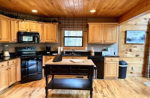 Clarkesville Cabin | Mountainside cabin minutes from Helen, downtown Clarkesville and Yonah Mountain.