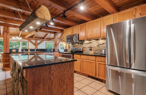Settlers Ridge Cabin | Mountainside Cabin! Hot Tub! King Bed!