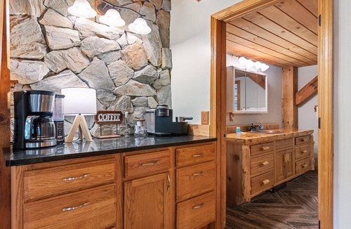Settlers Ridge Cabin | Mountainside Cabin! Hot Tub! King Bed!