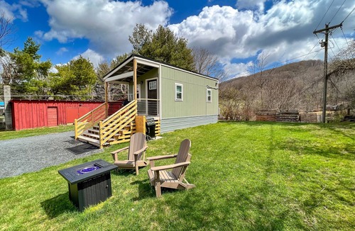 West Jefferson Cabin | Mtn Air, Endless Relaxationl! - Tiny House Near West Jefferson & w/Fire Pit