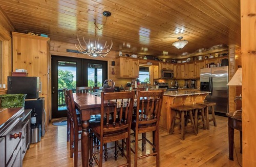 Piney Creek Cabin | Mtn-View Deck: Cabin Near New River State Park!