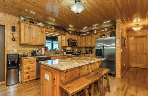 Piney Creek Cabin | Mtn-View Deck: Cabin Near New River State Park!