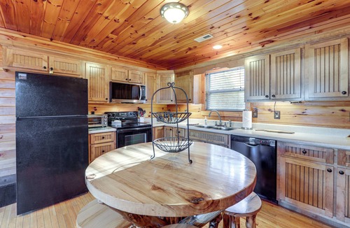 Cherokee Cabin | Mtn-View Getaway w/Lake Access in Whittier!