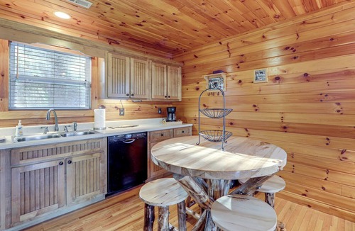 Cherokee Cabin | Mtn-View Getaway w/Lake Access in Whittier!
