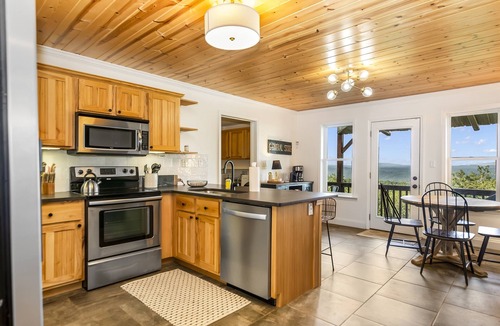 Ranger Cabin | Mtn View + Pond w/fishing + Hot Tub + Firepit + EV charger