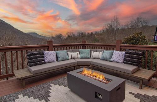 Waynesville House | Mtn Views HotTub Sauna Outdoor Theater FirePit