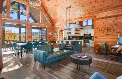 Epworth Cabin | MTN VIEWS! Modern Cabin, Hot tub, Games, Families & Groups!