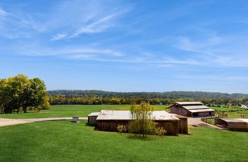 Seymour House | Mtn Views! Romantic Rural Retreat in Seymour