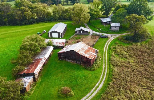 Columbia House | Muletown Manor Tennessee Charm Sleeps 10 Fish Pond Horse Sunset Views