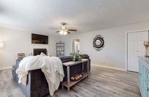 Murfreesboro House | Murfreesboro Home sleeps 9- 2 mi to Interstate- Hot Tub
