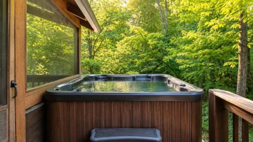 Murphy House | Murphy Cabin - Hot Tub Fire Pit & Views