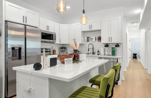 Sylvan Hills House | Murphy House Mansion 9BD House w/Gated Parking