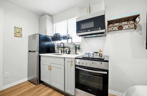 Murray Hill Apartment | Murray Hill Retreat w/Full Kitchen & Free Parking