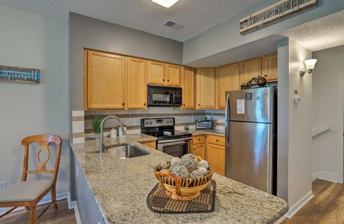 Red Hill Apartment | Myrtle Beach Condo on Legends Golf Course with Pool!