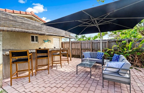 Deerfield Beach House | Nadios.casa: Family Oasis w/Heated Pool/6min to beach/Sleeps 8 (2 king, 4 twin)