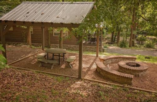 Lookout Valley Neighborhood Association House | Nana Cabin Tiny Log Home Comfort In Rustic Bliss