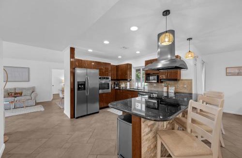 Central Naples House | Naples Henrie Hideaway - Private Pool, pet friendly 12 mins from Beach & Downtown