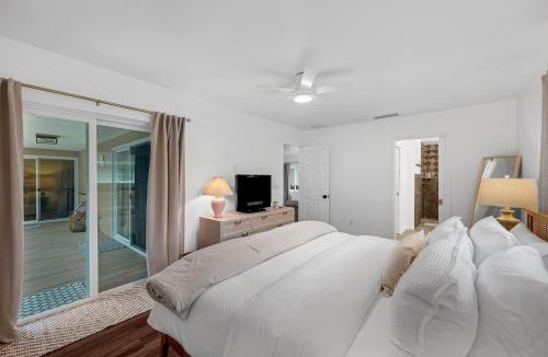 Central Naples House | Naples Henrie Hideaway - Private Pool, pet friendly 12 mins from Beach & Downtown