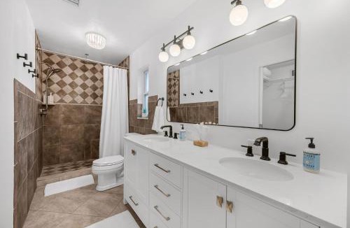 Central Naples House | Naples Henrie Hideaway - Private Pool, pet friendly 12 mins from Beach & Downtown