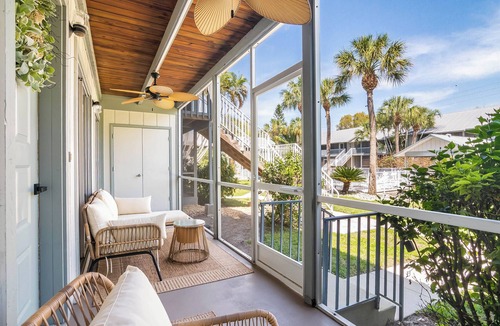 Redevelopment Area Condo | Naples Paradise Pool/1Mile to beach/DT/Shopping/0,5mile Pickleball court