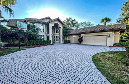Vineyards Villa | Naples Villa on the Golf Course! 8 Bedrooms Sleeps 20! Pets welcome, 30 day min