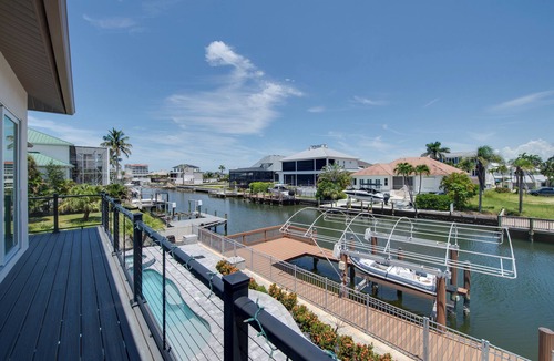 Connors House | Naples Waterfront 3 Master en-suites Pool Boat lift