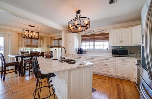 Holiday Beach House | NashShell Beach Cottage, Sleeps 4. Walk to the beach, Pets considered. No stairs