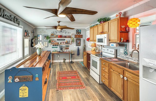 Charlotte Park Cottage | 'nashvegas Getaway' w/Hot Tub Near Broadway